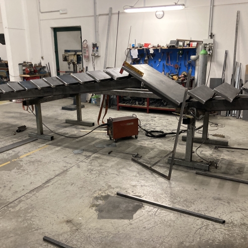 Costruzione In Officina Di Scala Con Montante Centrale